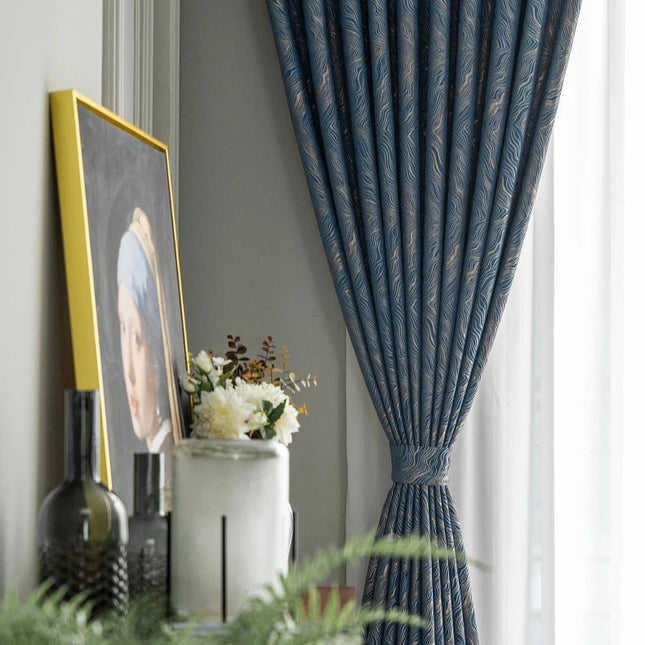 Yönsininen pimennysverho abstraktilla kuviolla