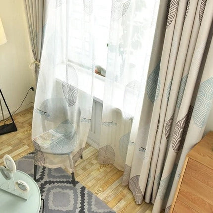 Läpikuultava valoverho tyylikkäällä lehtikuviolla