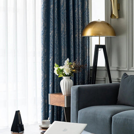 Yönsininen pimennysverho abstraktilla kuviolla