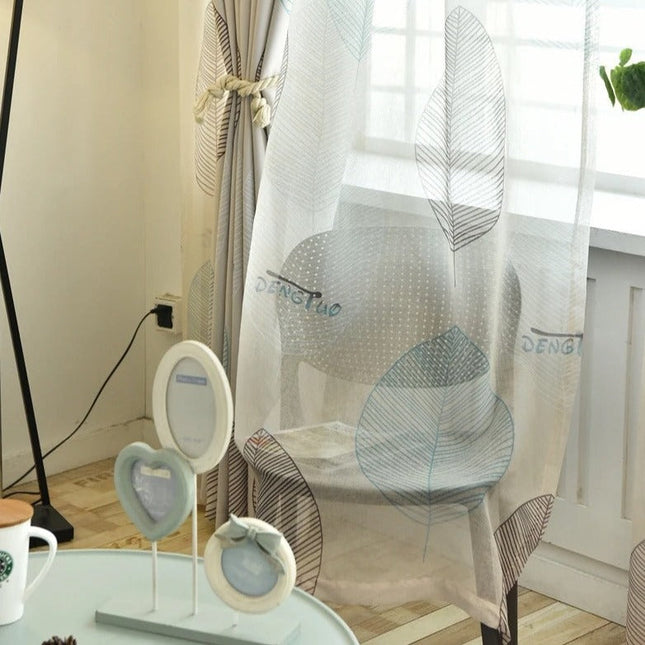 Läpikuultava valoverho tyylikkäällä lehtikuviolla