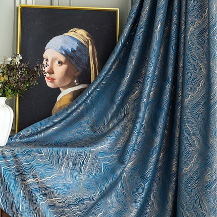 Yönsininen pimennysverho abstraktilla kuviolla