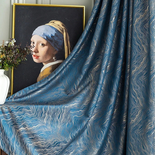 Yönsininen pimennysverho abstraktilla kuviolla