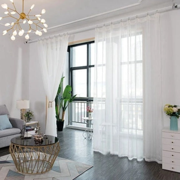 Valkoinen kimalteleva läpikuultava valkoverho