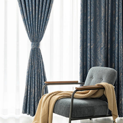 Yönsininen pimennysverho abstraktilla kuviolla