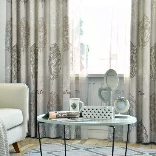 Läpikuultava valoverho tyylikkäällä lehtikuviolla