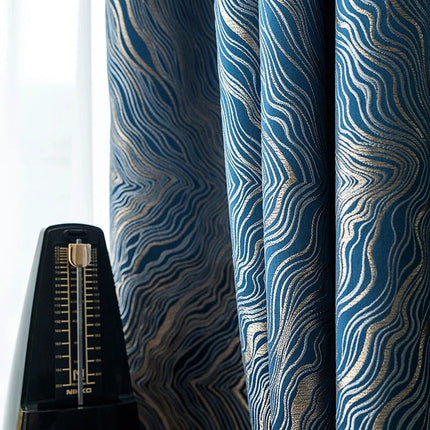 Yönsininen pimennysverho abstraktilla kuviolla