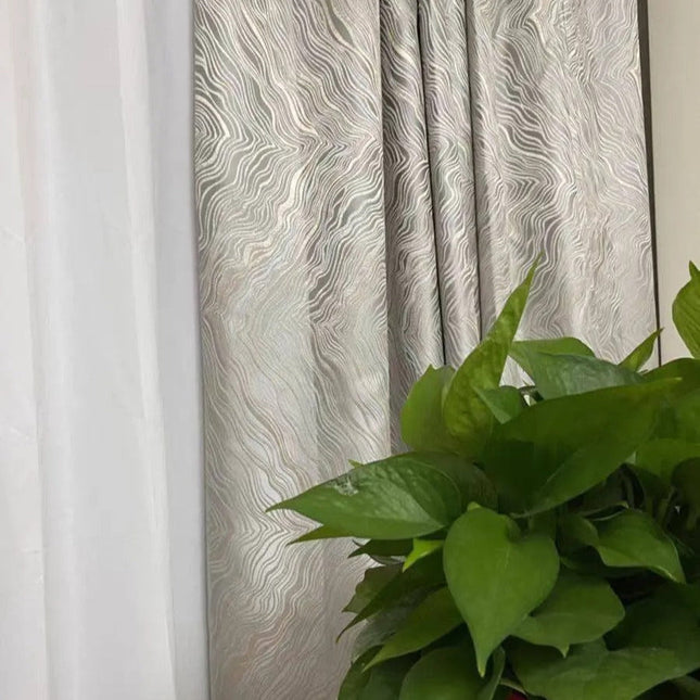 Hopeanvärinen aaltokuvioitu pimennysverho