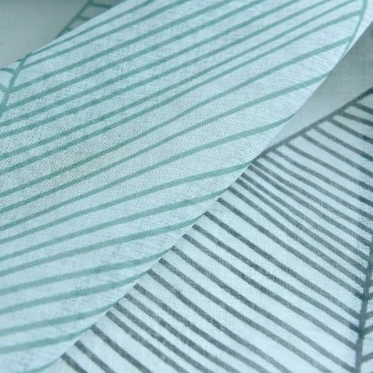 Valoverho tyylitellyllä lehtikuviolla