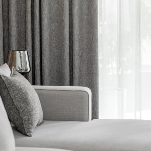 Tummanharmaa pimennysverho kalanruotokuviolla