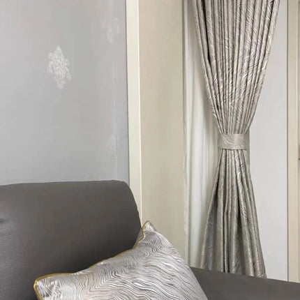 Hopeanvärinen aaltokuvioitu pimennysverho