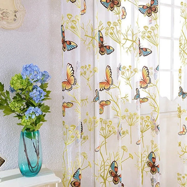 Läpikuultava verho värikkäillä perhosilla