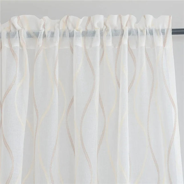 Läpikuultava verho aaltoilevilla pystyraidoilla