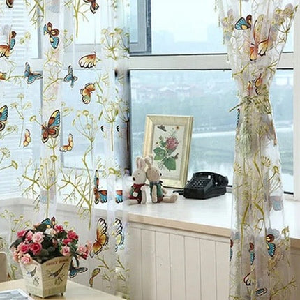 Läpikuultava verho värikkäillä perhosilla