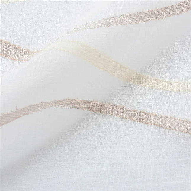 Läpikuultava verho aaltoilevilla pystyraidoilla