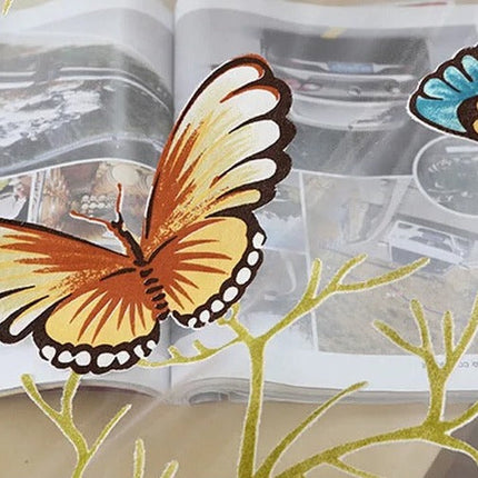 Läpikuultava verho värikkäillä perhosilla