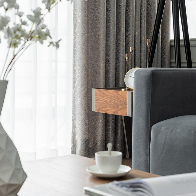 Hopeanvärinen aaltokuvioitu pimennysverho