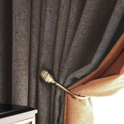 Taupenvärinen paksukankainen pimennysverho