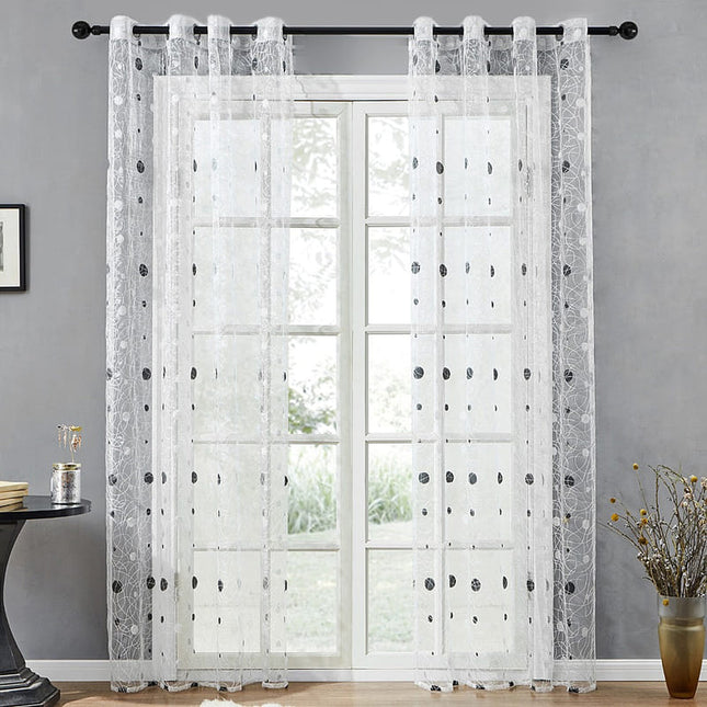 Valkoinen valoverho mustalla kuviolla