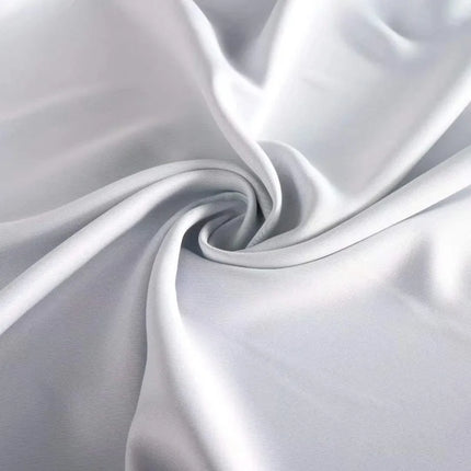 Yksivärinen valkoinen verho metallirenkailla