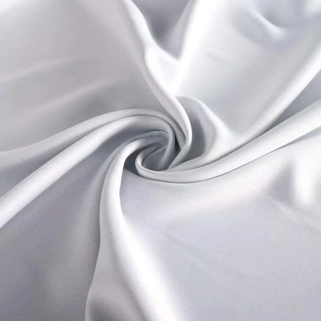 Yksivärinen valkoinen verho metallirenkailla