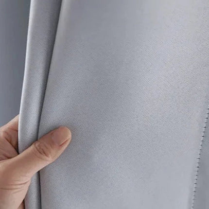 Yksivärinen valkoinen verho metallirenkailla