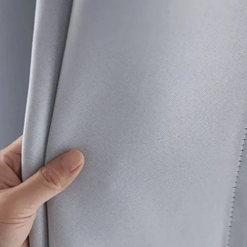 Yksivärinen valkoinen verho metallirenkailla