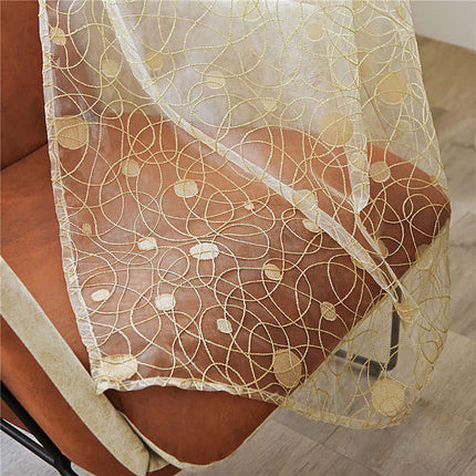 Ruskea kuviollinen valoverho luontoaiheella