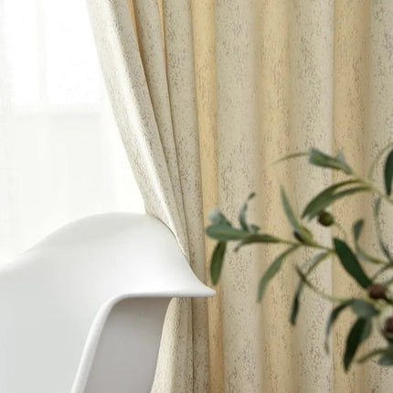 Luonnonvalkoinen verho hienovaraisella tekstuurilla