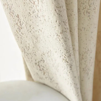 Luonnonvalkoinen verho hienovaraisella tekstuurilla