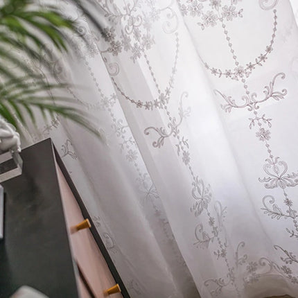 Klassinen valoverho beigellä damaskikuviolla