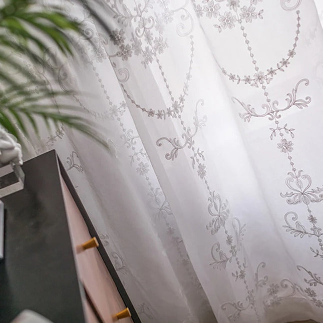 Klassinen valoverho beigellä damaskikuviolla