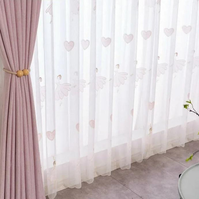 Valkoverho ballerina-kirjailulla lastenhuoneeseen