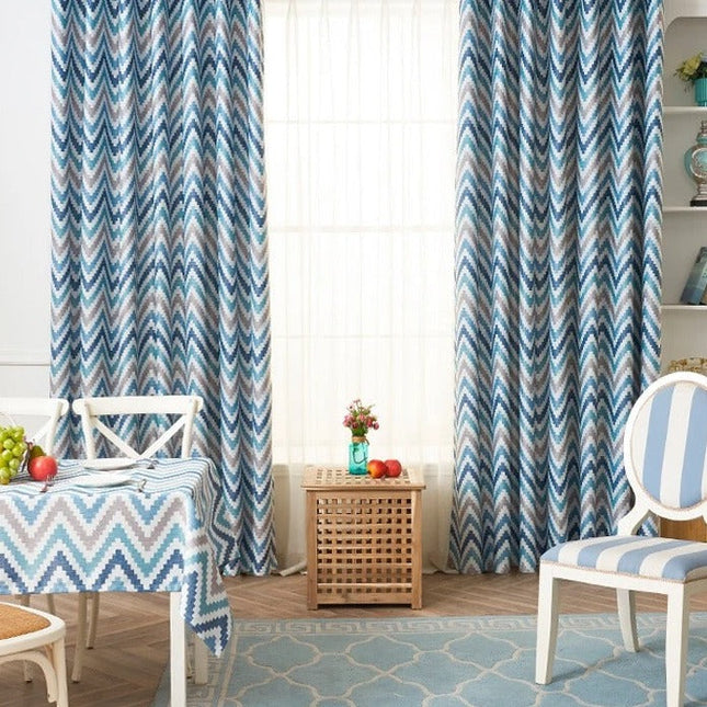 Sininen pimennysverho chevron-kuviolla