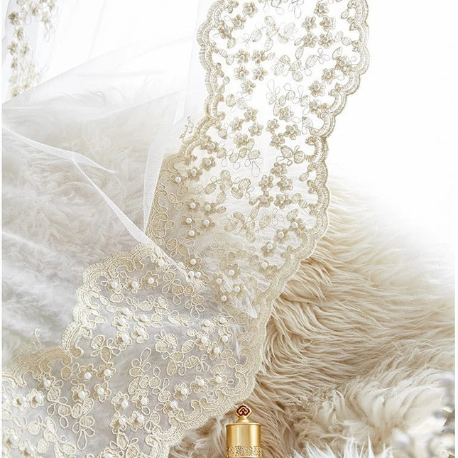 Kaunis valoverho helmillä ja kirjailulla