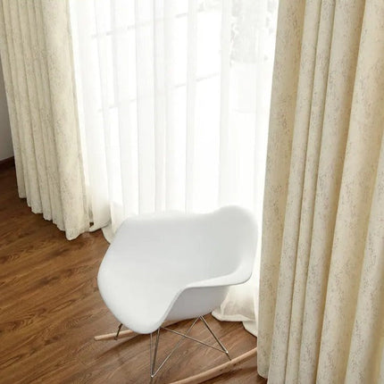 Luonnonvalkoinen verho hienovaraisella tekstuurilla