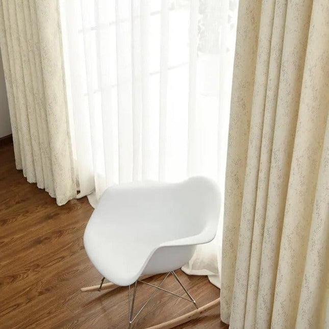 Luonnonvalkoinen verho hienovaraisella tekstuurilla