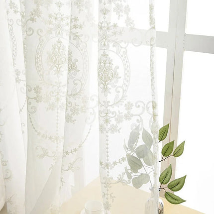Klassinen valoverho beigellä damaskikuviolla