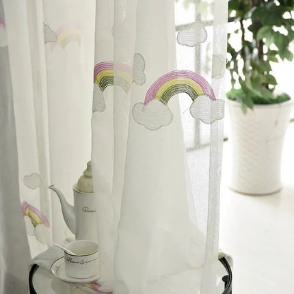Lastenhuoneen valoverho sateenkaarilla