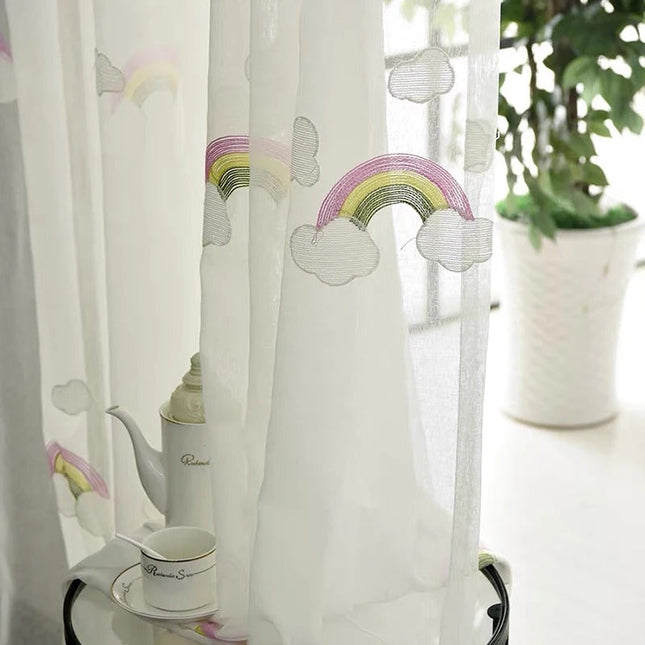 Lastenhuoneen valoverho sateenkaarilla