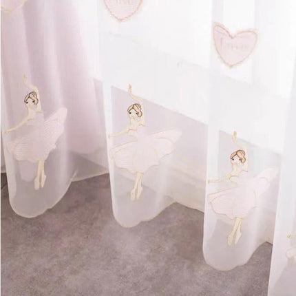 Valkoverho ballerina-kirjailulla lastenhuoneeseen