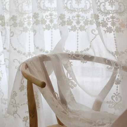Klassinen valoverho beigellä damaskikuviolla