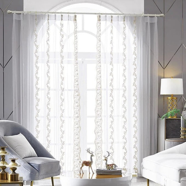 Kaunis valoverho helmillä ja kirjailulla