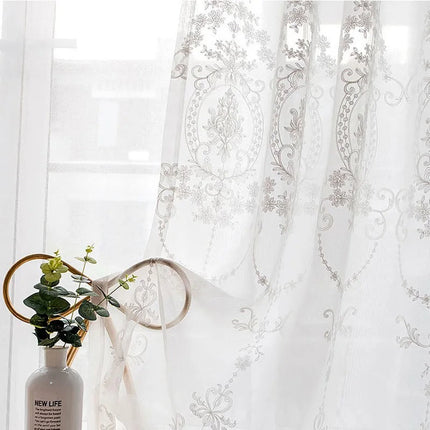 Klassinen valoverho beigellä damaskikuviolla