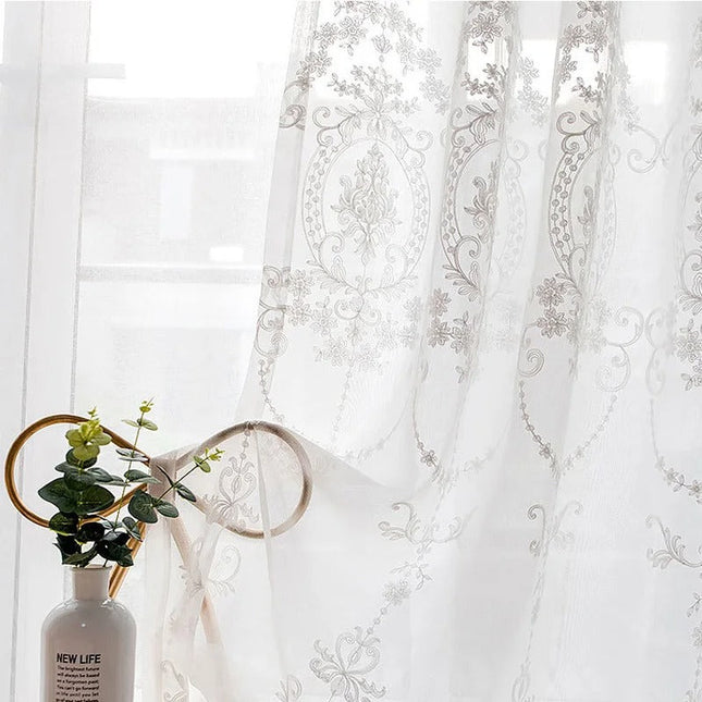 Klassinen valoverho beigellä damaskikuviolla