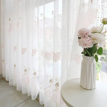 Valkoverho ballerina-kirjailulla lastenhuoneeseen