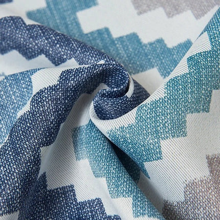 Sininen pimennysverho chevron-kuviolla