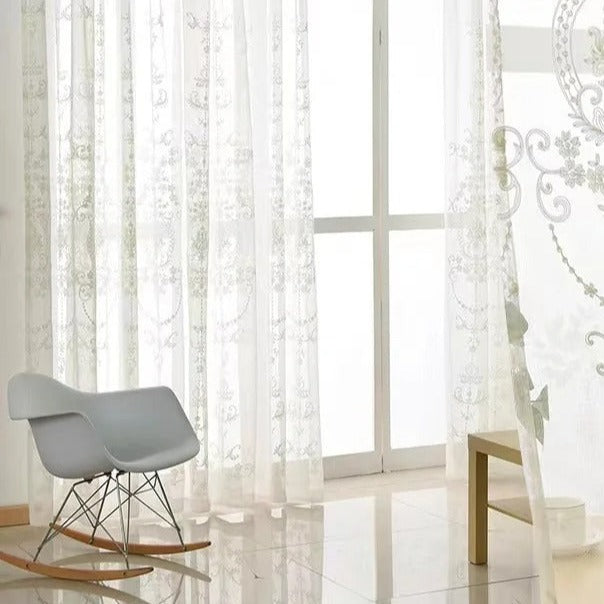 Klassinen valoverho beigellä damaskikuviolla