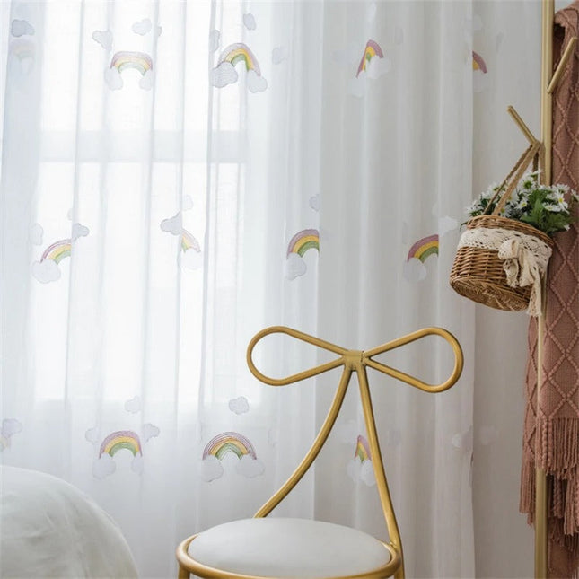 Lastenhuoneen valoverho sateenkaarilla