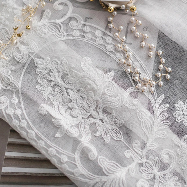 Klassinen valoverho beigellä damaskikuviolla