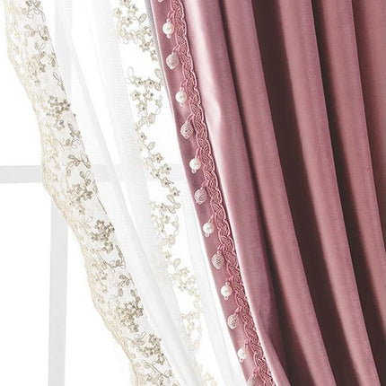 Kaunis valoverho helmillä ja kirjailulla